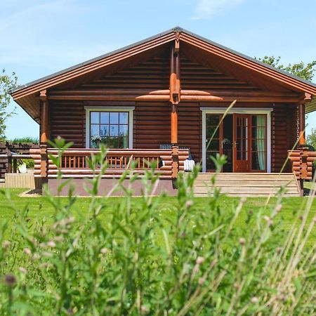 Tomatin - Luxury Two Bedroom Log Cabin With Hot Tub Berwick Upon Tweed Екстериор снимка