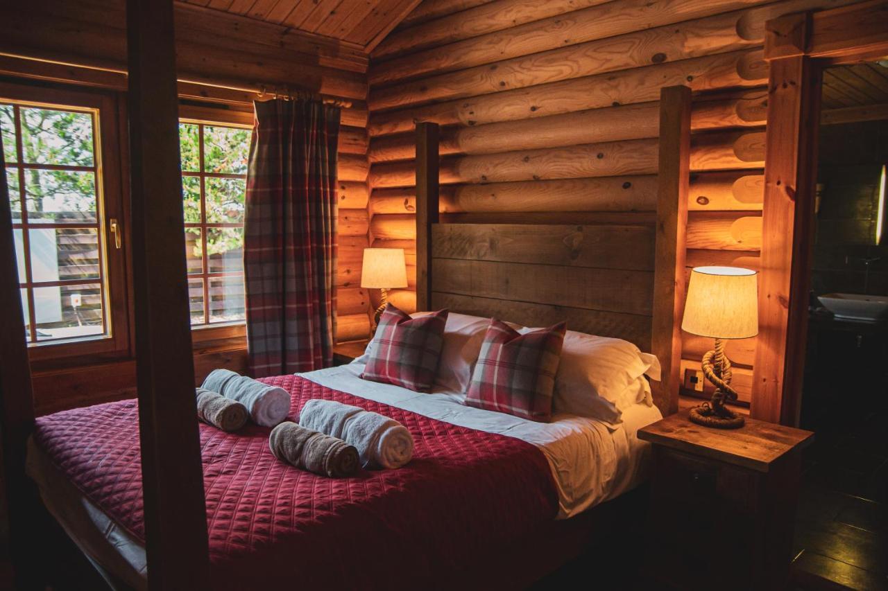 Tomatin - Luxury Two Bedroom Log Cabin With Hot Tub Berwick Upon Tweed Екстериор снимка