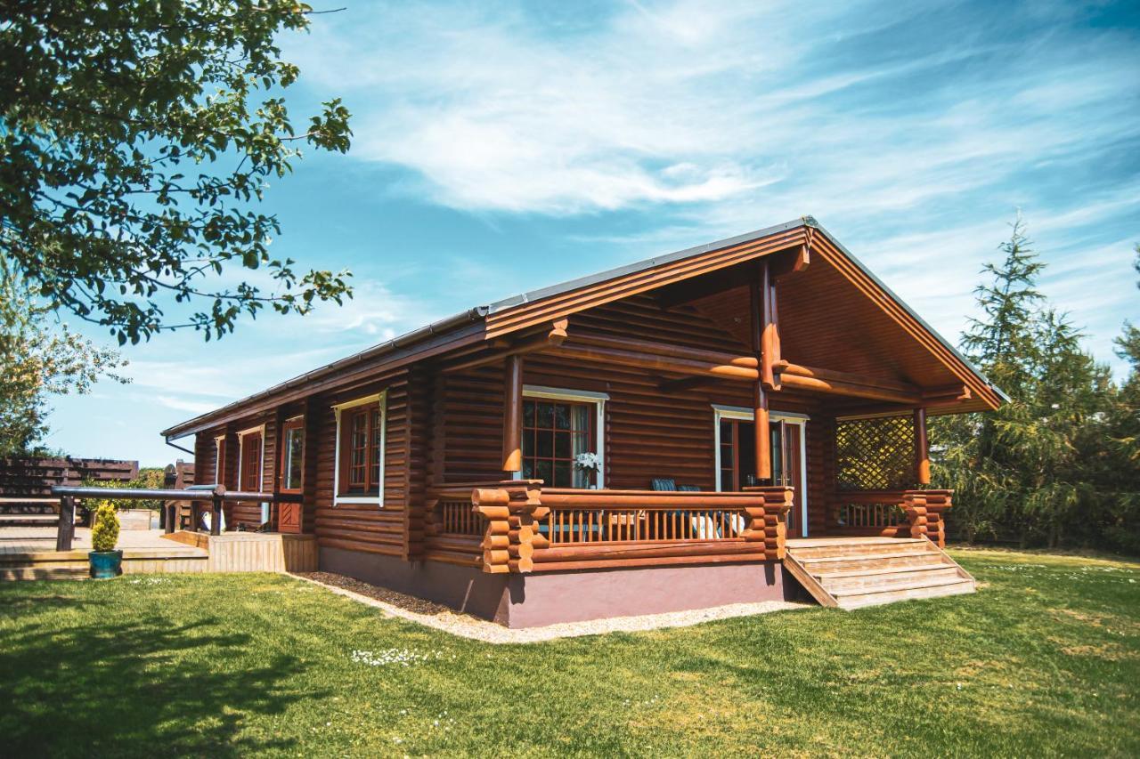 Tomatin - Luxury Two Bedroom Log Cabin With Hot Tub Berwick Upon Tweed Екстериор снимка