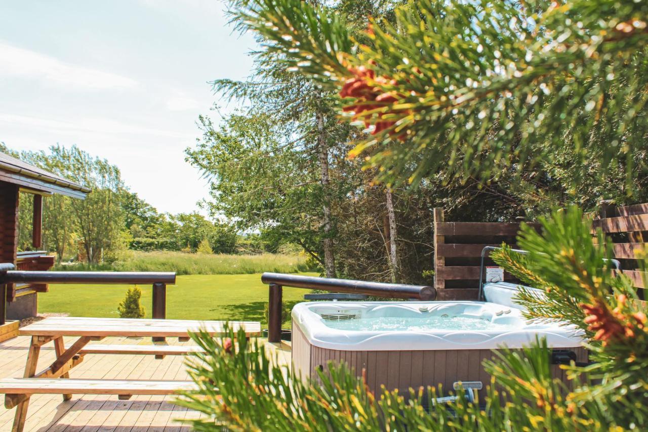 Tomatin - Luxury Two Bedroom Log Cabin With Hot Tub Berwick Upon Tweed Екстериор снимка