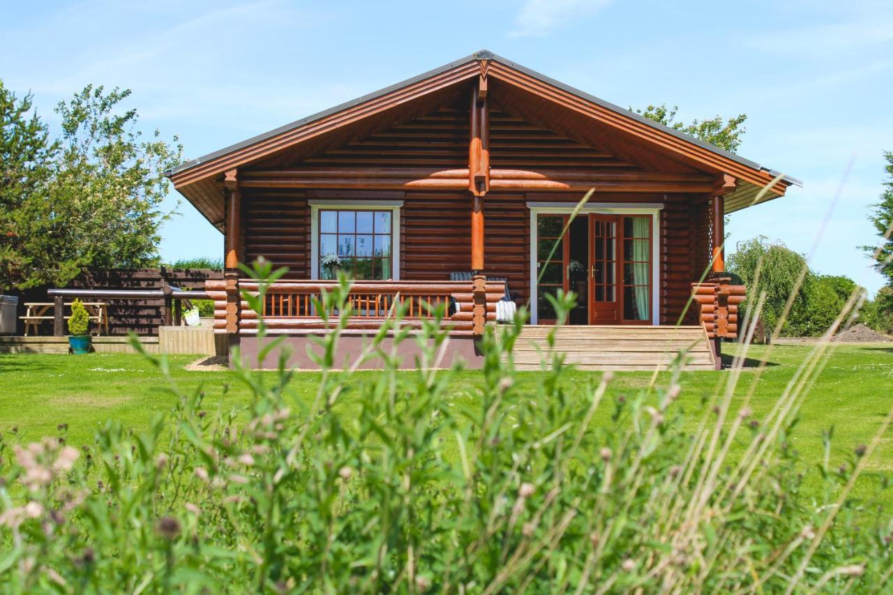 Tomatin - Luxury Two Bedroom Log Cabin With Hot Tub Berwick Upon Tweed Екстериор снимка